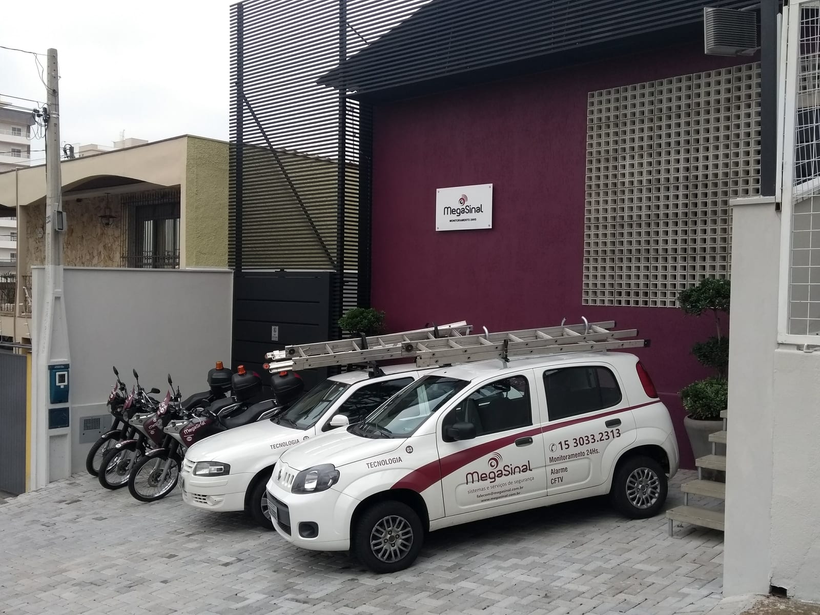 Fachada atual da MegaSinal em Sorocaba, com frota de veículos e motocicletas de tecnologia